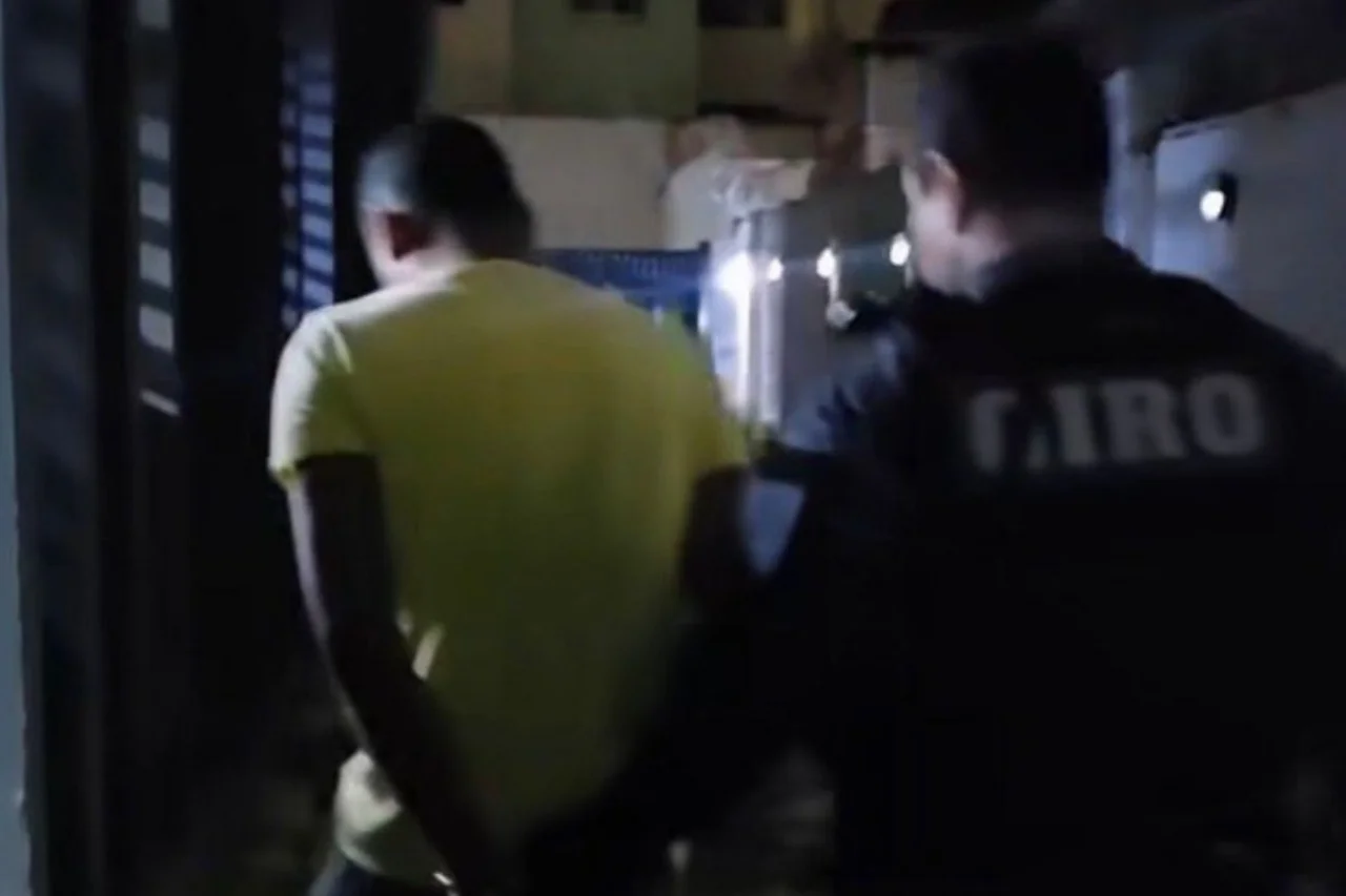 Adolescente de 15 anos é resgatada após sete dias em cárcere privado 15 Polícia Militar de Goiás resgata adolescente de 15 anos mantida em cárcere privado por sete dias em Goiânia; vítima pediu ajuda por meio de TV com acesso à internet.