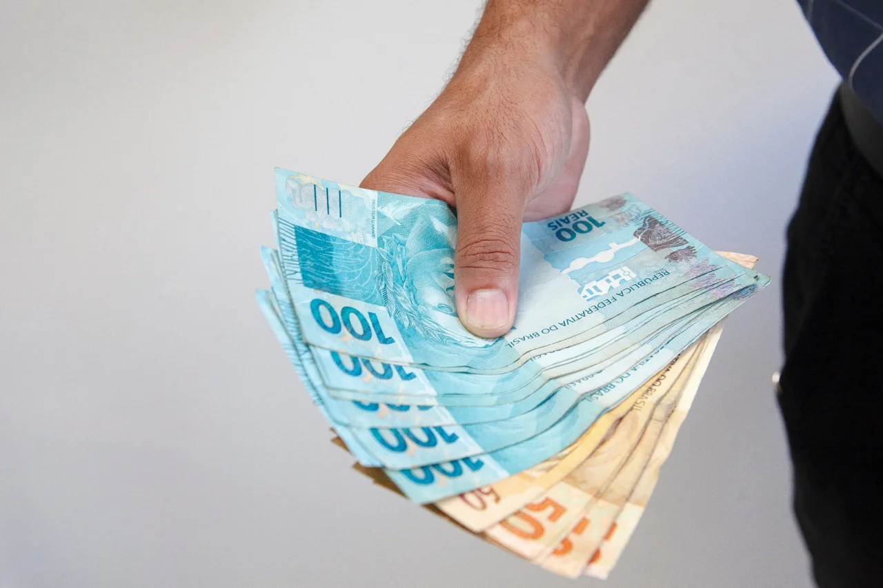 Mudanças no saque-aniversário do FGTS em 2026 reduzem valores disponíveis e limite de crédito 3 Novas regras do saque-aniversário do FGTS reduzem limite de antecipação e podem diminuir valores disponíveis para trabalhadores a partir de 2026.