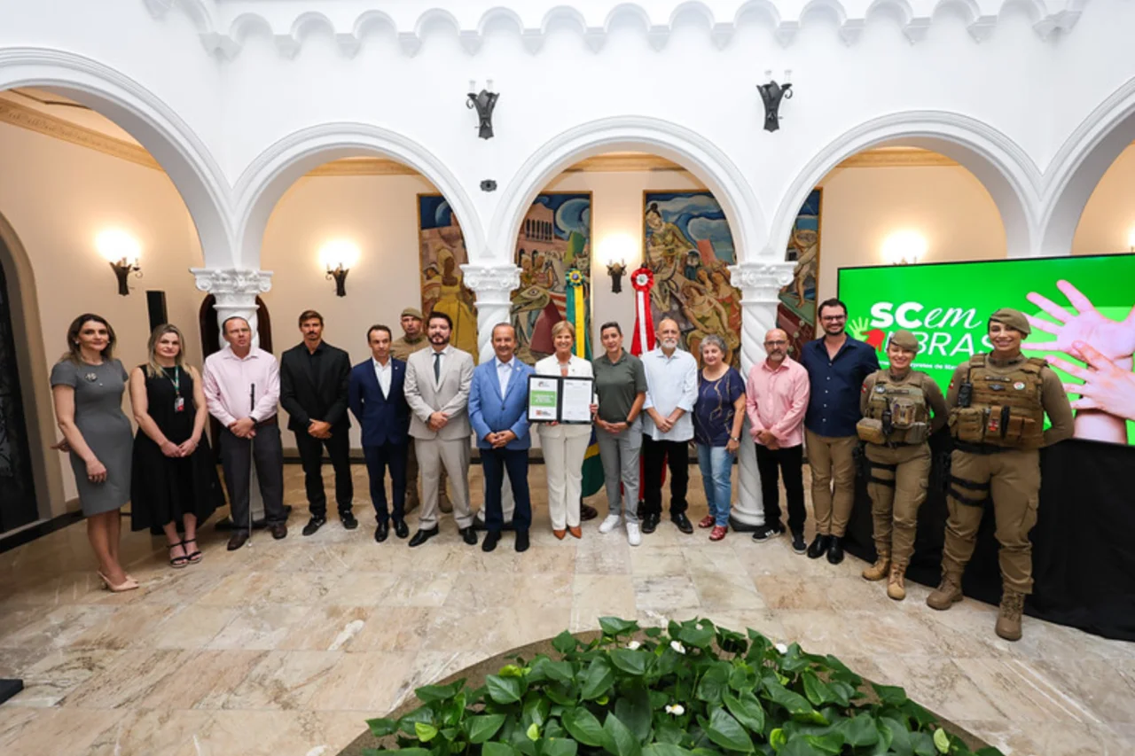 Santa Catarina lança programa com atendimento em Libras 24 horas nos serviços públicos 13 Governo de Santa Catarina implementa atendimento em Libras por videochamada em hospitais e amplia acessibilidade para pessoas surdas.