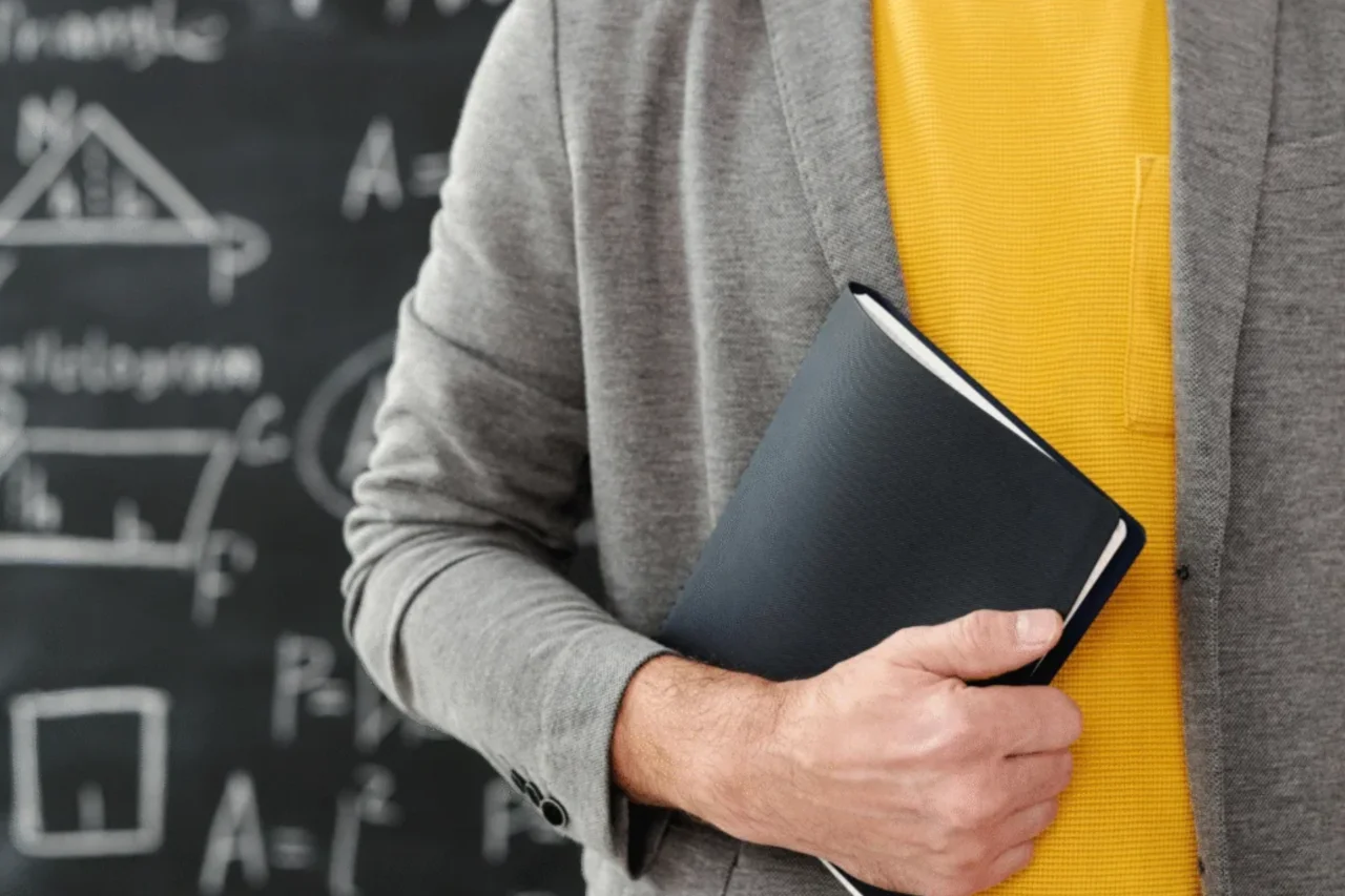 Estudante é acusado de homicídio após atropelar professor nos Estados Unidos 31 Jovem de 18 anos é acusado de homicídio após atropelar professor de matemática na Geórgia. Caso ocorreu após brincadeira em frente à residência do docente e segue sob investigação.