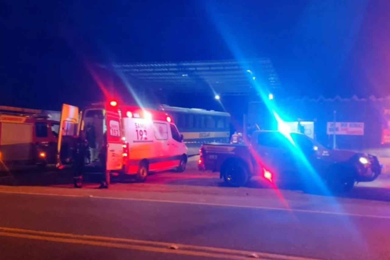 Trabalhador morre após ônibus cair durante manutenção em borracharia de Joinville 8 Trabalhador morre após ônibus cair durante manutenção em borracharia às margens da SC-418, em Joinville. Socorristas tentaram reanimar a vítima por quase uma hora.