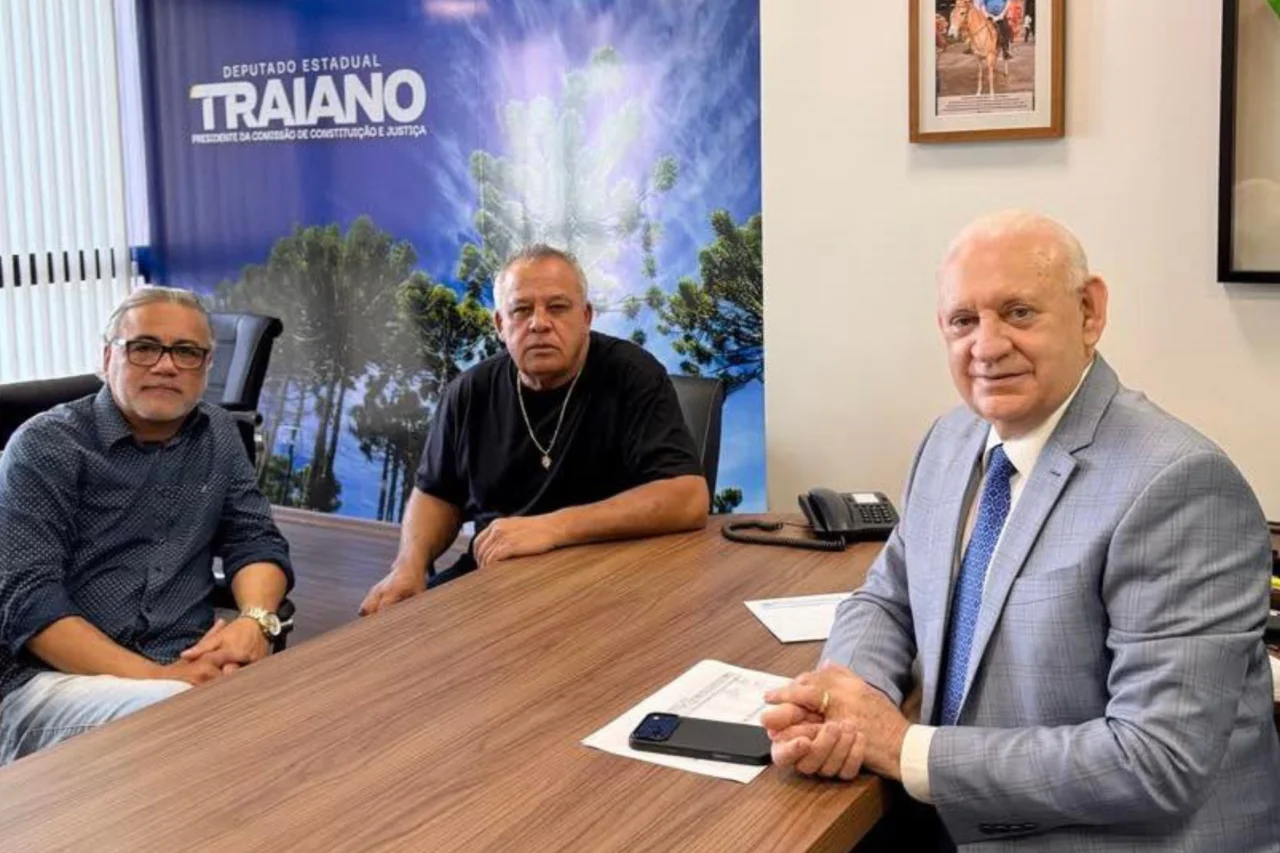 Prefeito Jorge cumpre agenda em Curitiba e trata de recursos com deputado Ademar Traiano 1 O prefeito de Barracão participou de uma audiência em Curitiba com o deputado Ademar Traiano para discutir demandas e buscar investimentos