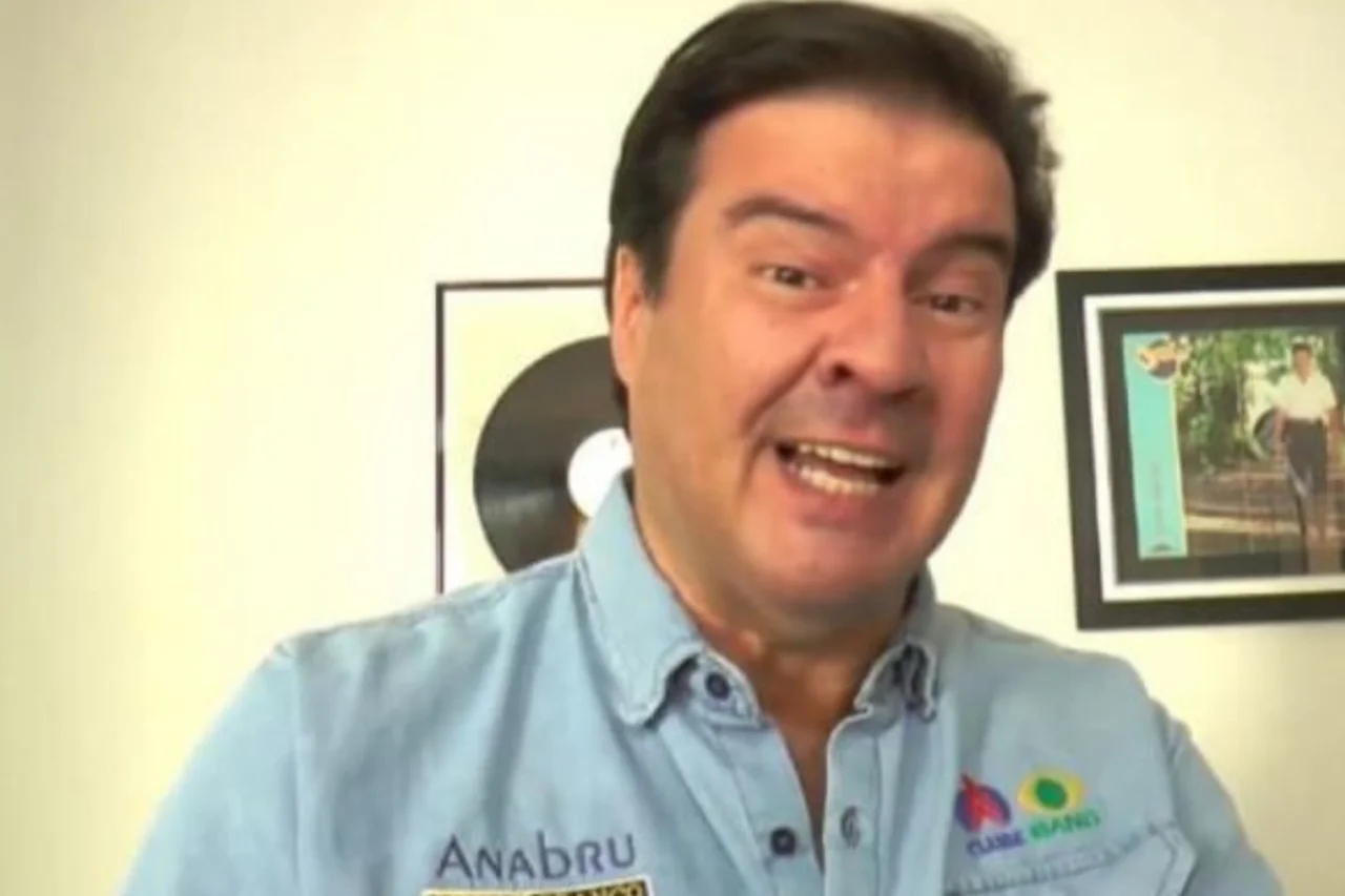 Apresentador Manoel Branco morre aos 57 anos após exibição de programa na TV Clube 3 Apresentador Manoel Branco, da TV Clube, afiliada da Band em Ribeirão Preto, morreu aos 57 anos vítima de infarto. Falecimento foi anunciado ao vivo no início do Jornal da Clube.