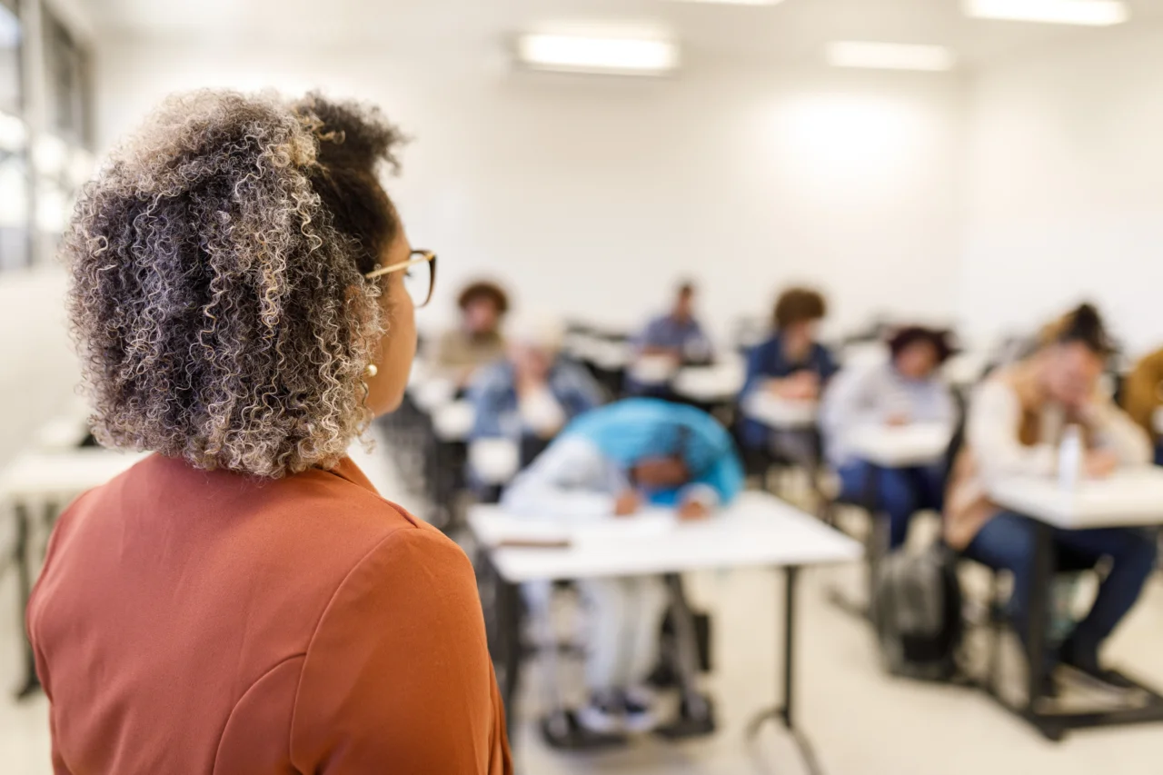 Governo de Santa Catarina apresenta proposta de R$ 330 milhões para reajuste na carreira dos professores 3 Governo de Santa Catarina envia à Alesc proposta de descompactação da tabela salarial dos professores, com investimento de R$ 330 milhões e novas medidas de valorização da carreira docente.