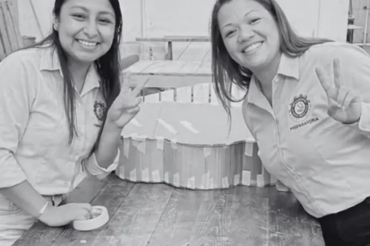 Adolescente mata duas professoras a tiros em escola no México e é apreendido 30 Estudante de 15 anos é apreendido após matar duas professoras em escola privada no México. Caso ocorreu no estado de Michoacán.