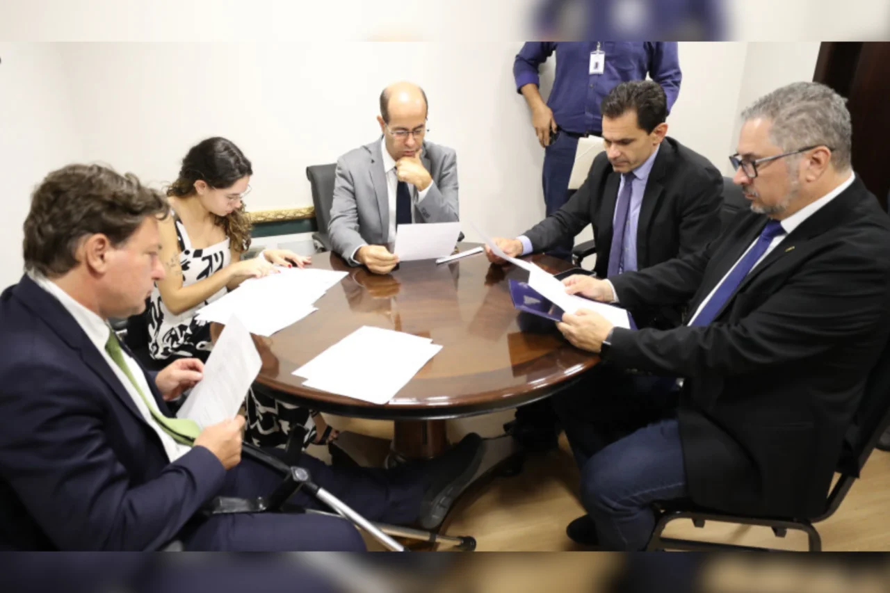 Comissão da Assembleia do Paraná aprova proposta de campanha de apoio a famílias de pessoas com autismo 13 Comissão da Assembleia Legislativa do Paraná aprova projeto que cria campanha anual de orientação e apoio a pais e cuidadores de pessoas com transtorno do espectro autista.