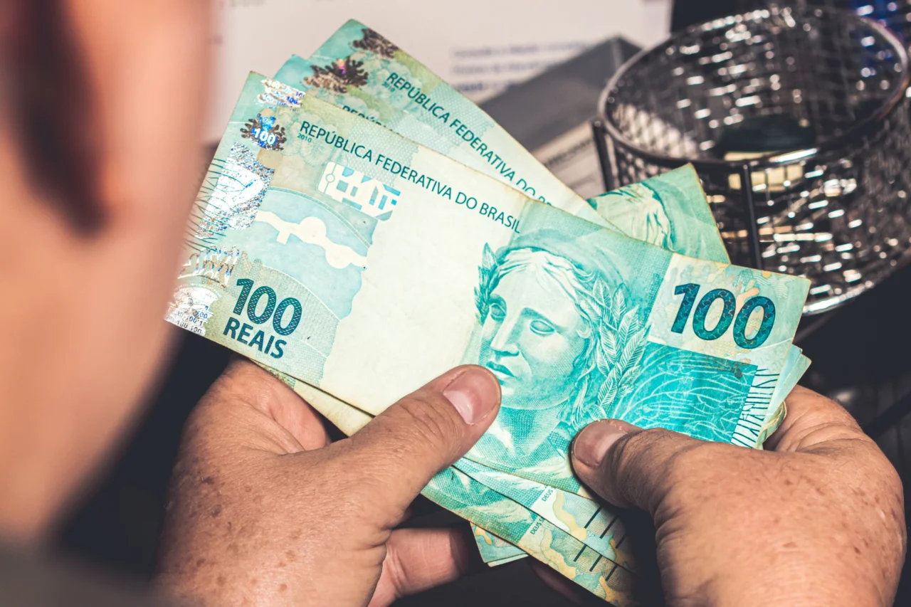 Governo inicia pagamento da segunda parcela do abono salarial PIS/Pasep para nascidos em fevereiro 17 Ministério do Trabalho começa a pagar a segunda parcela do abono salarial a cerca de 2 milhões de trabalhadores. Valor pode chegar a um salário mínimo, conforme tempo de serviço no ano-base.