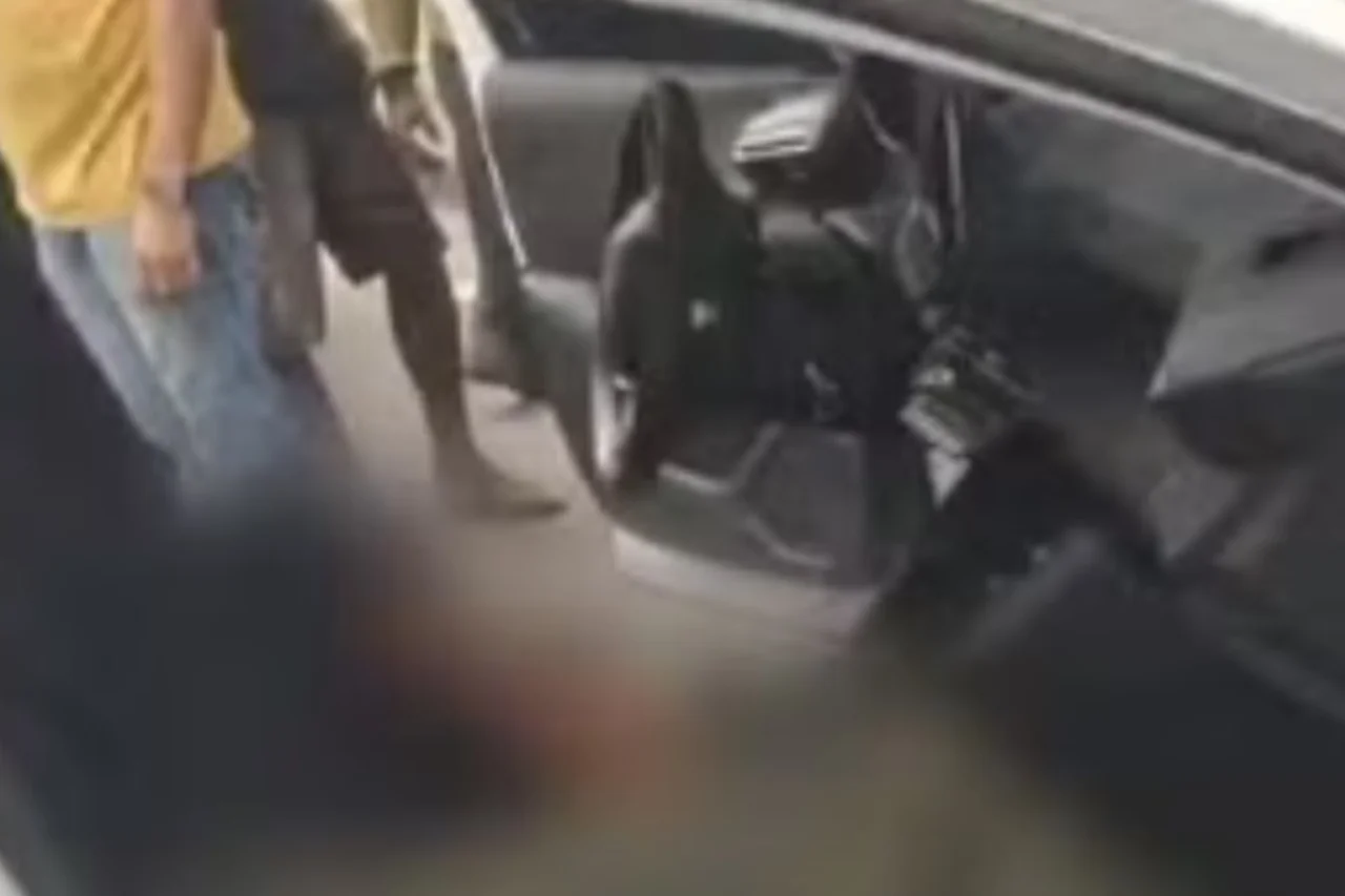 Três estudantes são baleadas durante confronto armado 3 Três estudantes foram baleadas na saída de escola em Inhoaíba após tiroteio entre facções na Zona Oeste do Rio. Duas passaram por cirurgia e uma está em estado grave.