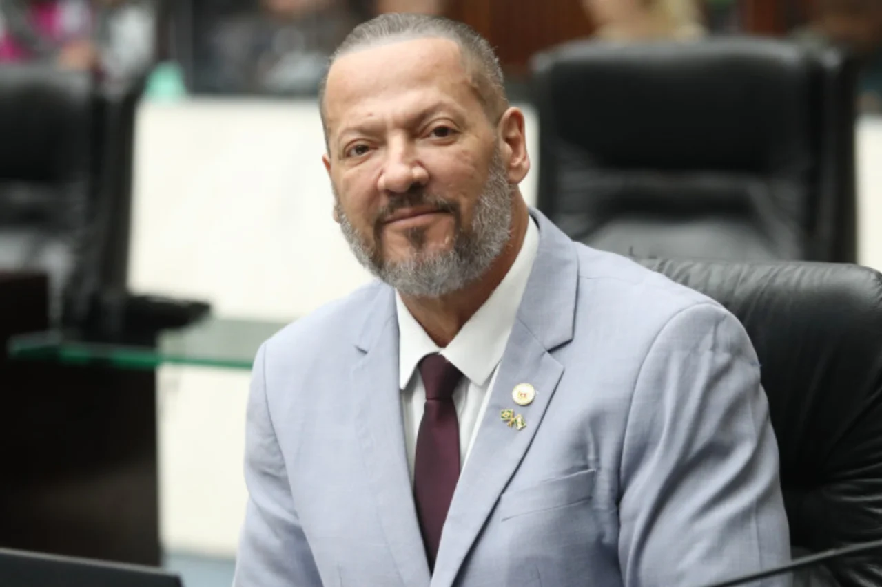 Projeto propõe criação de carteira estadual para garantir prioridade a pacientes com câncer no Paraná 13 Proposta apresentada na Assembleia Legislativa do Paraná prevê carteira estadual para pessoas com câncer, com prioridade em atendimentos públicos e privados.