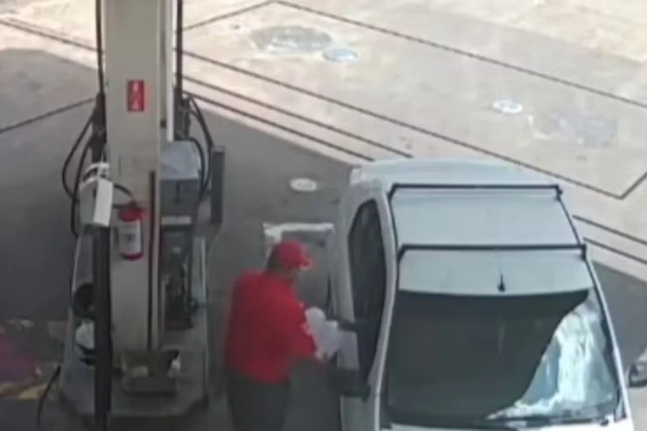 Homem é preso após sequestrar filha de 2 anos, jogar combustível no carro e capotar durante perseguição 3 Homem de 34 anos é preso em Sumaré após sequestrar filha de 2 anos, ameaçar incendiar o carro e capotar durante perseguição policial. Polícia investiga tentativa de homicídio.