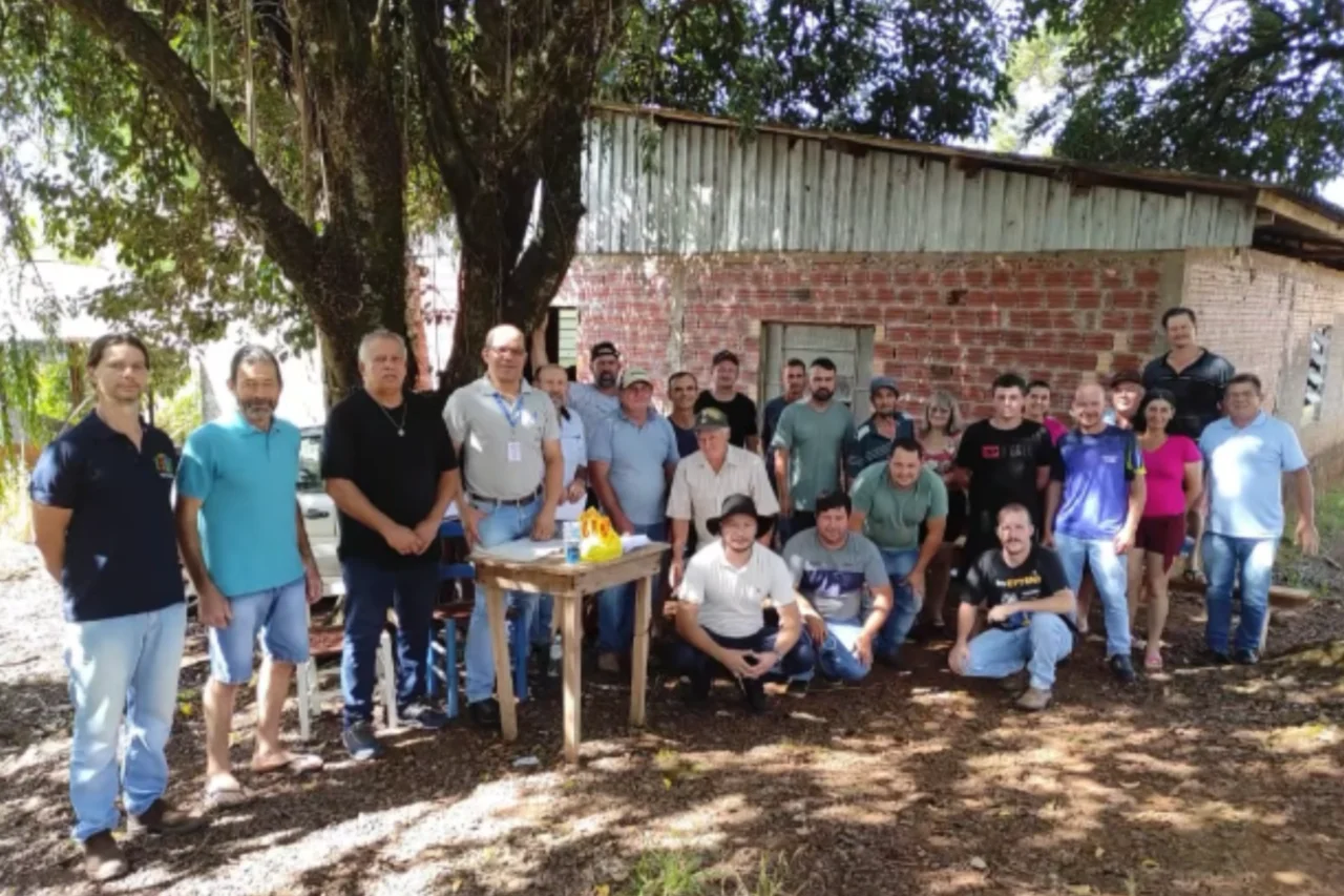 Administração promove reunião com olericultores para tratar da entrega de um trator 10 Após o encontro a Administração se comprometeu em entregar um trator e equipamentos para incentivar e ampliar a produção no município