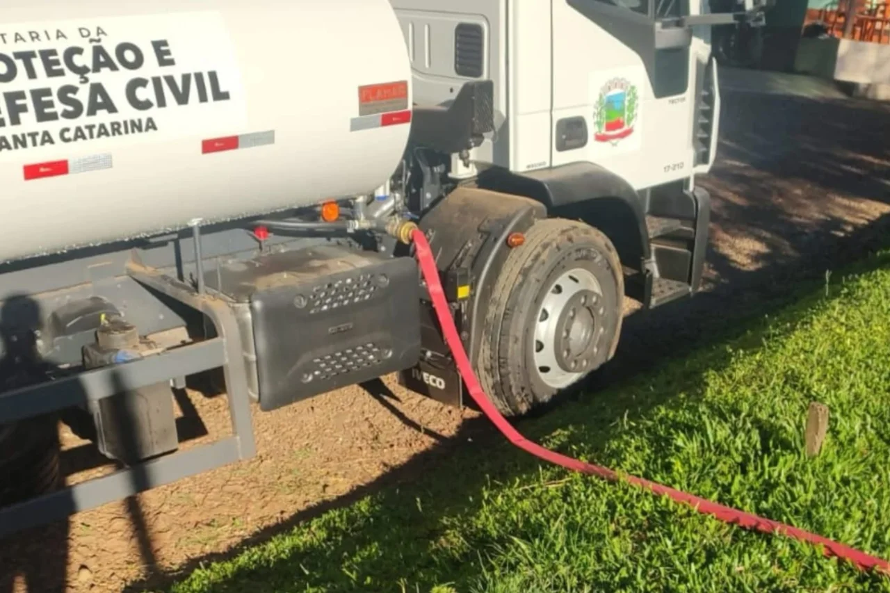 Guarujá do Sul amplia abastecimento rural com reforço de caminhão-pipa enviado pelo Estado 4 O município conseguiu intensificar entrega de água nas propriedades rurais ajudando a população a enfrentar as dificuldades hídricas