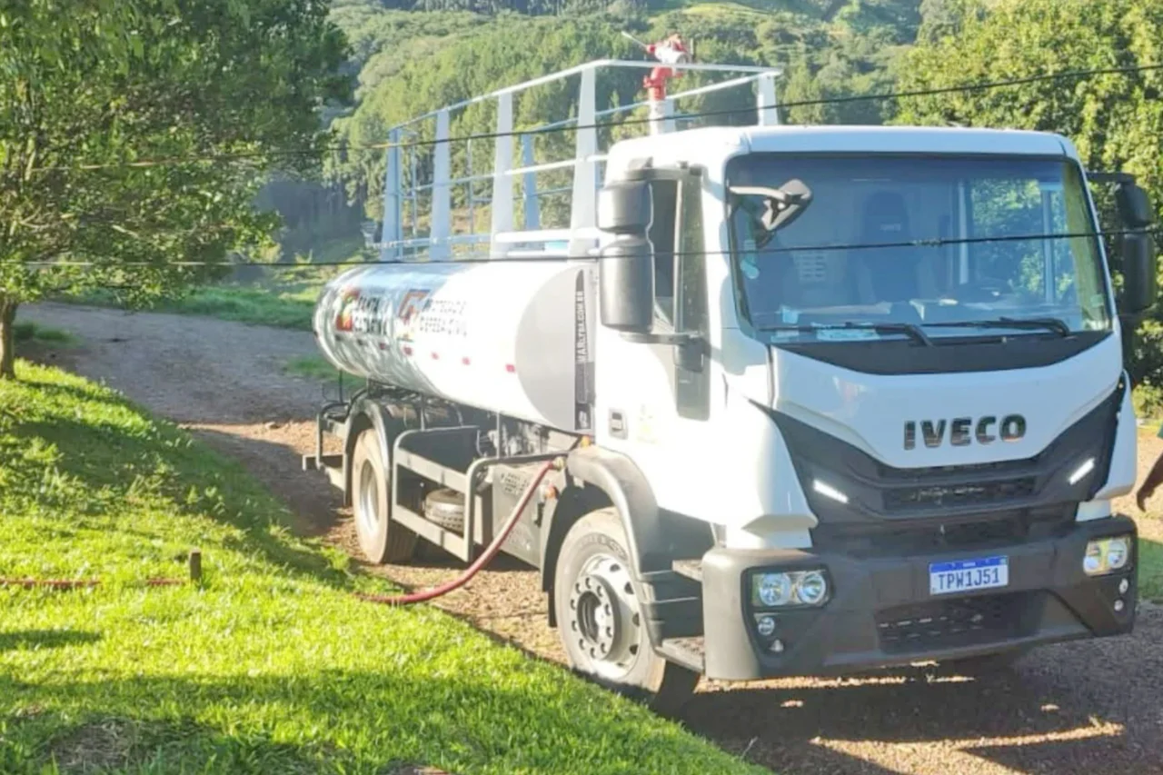 Guarujá do Sul amplia abastecimento rural com reforço de caminhão-pipa enviado pelo Estado 1 crys 55 2
