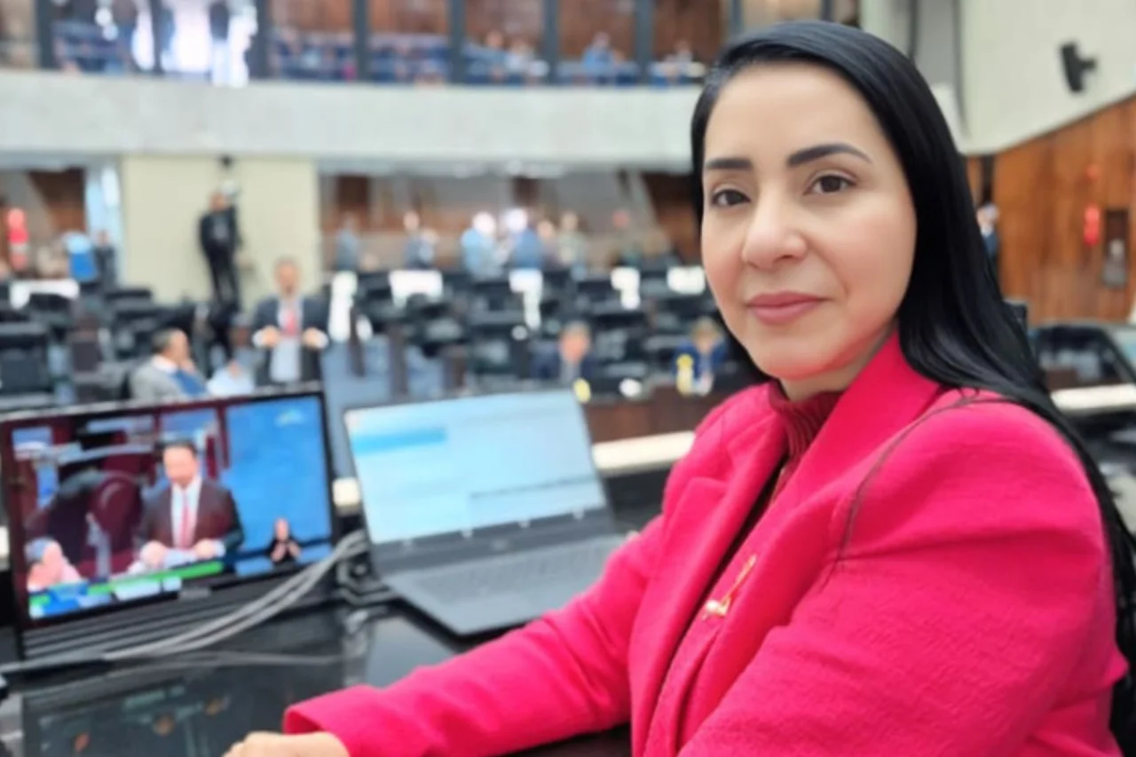 Paraná implanta aplicativo de emergência e amplia monitoramento eletrônico para combater violência contra a mulher 14 Governo do Paraná inicia implantação do aplicativo Salve Maria e amplia uso de tornozeleiras eletrônicas para reforçar proteção de vítimas de violência.