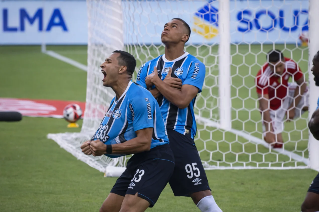 Grêmio vence o Internacional por 3 a 0 na Arena e abre vantagem decisiva na final do Campeonato Gaúcho 33 Grêmio derrota o Internacional por 3 a 0 na Arena e fica próximo do 44º título do Campeonato Gaúcho; decisão será no Beira-Rio.