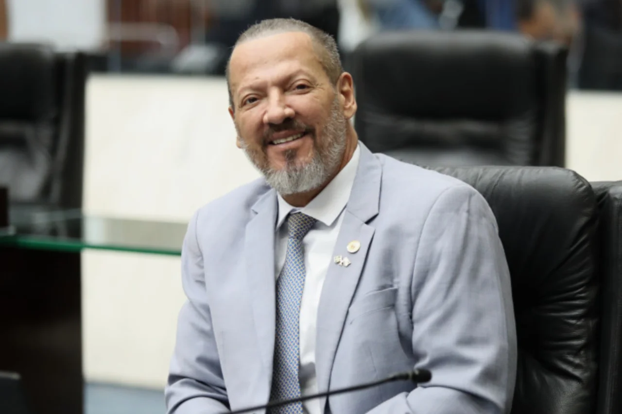 Projeto no Paraná prevê que autores de maus-tratos paguem custos vitalícios dos animais vítimas 13 Proposta em tramitação no Paraná estabelece que responsáveis por maus-tratos arquem com todos os custos do animal ao longo da vida, além de prever ações educativas nas escolas.