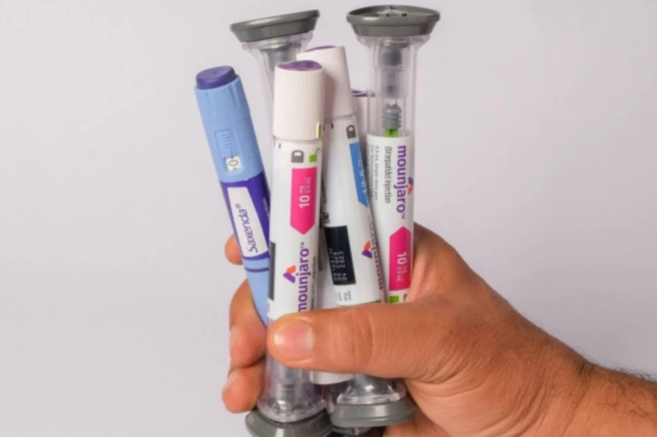 Casal é preso em SC por suspeita de venda irregular de canetas emagrecedoras e anabolizantes 3 Polícia apreende canetas emagrecedoras, anabolizantes e produtos de uso controlado em operação que resultou na prisão de um casal em Navegantes, no litoral de Santa Catarina.