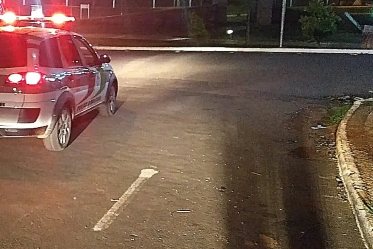 Argentino tem carro atingido por tiro durante passeio na Av. Internacional, em Dionísio Cerqueira 1 feergcew