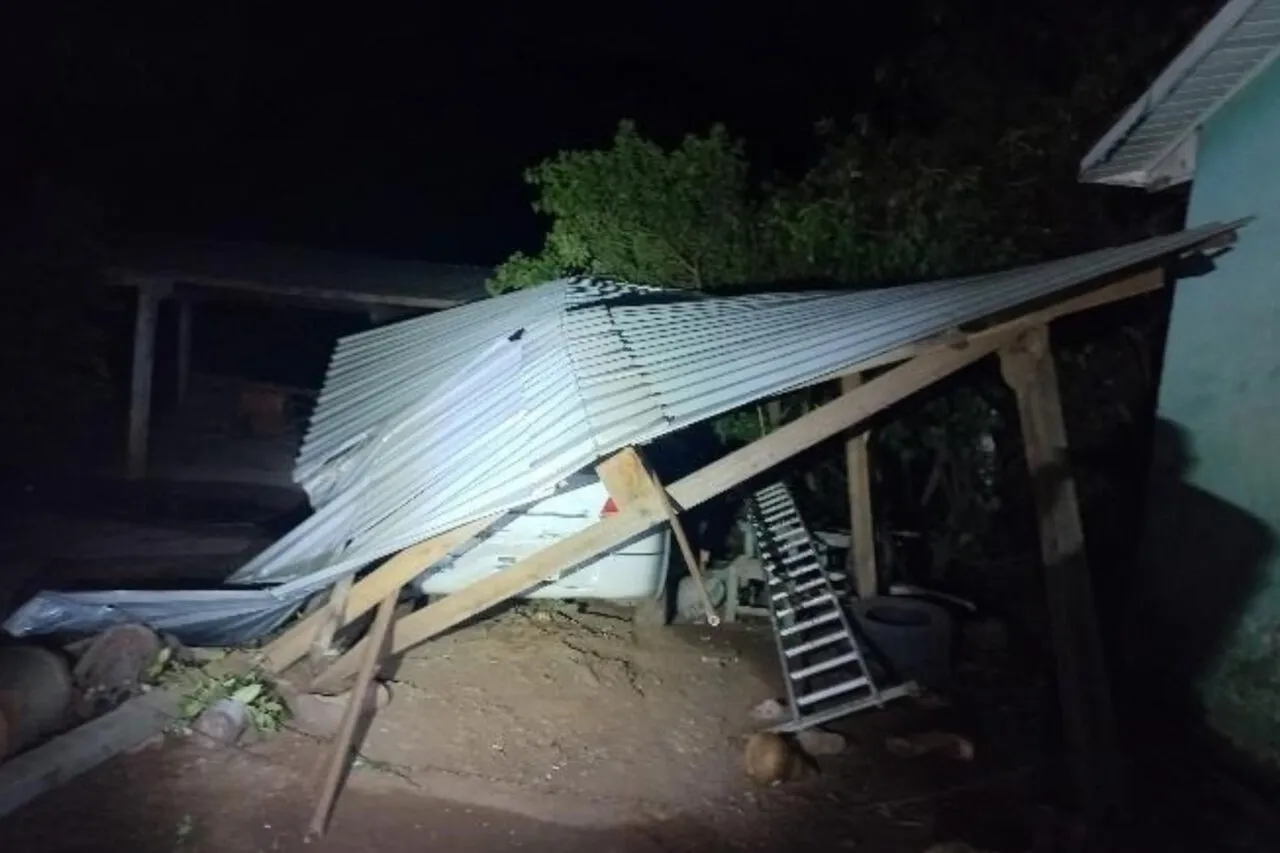Homem usa trator para destruir garagem e ameaçar esposa em Guarujá do Sul 3 Veículo da vítima foi danificado; após os fatos o homem fugiu e não foi localizado pela Polícia Militar
