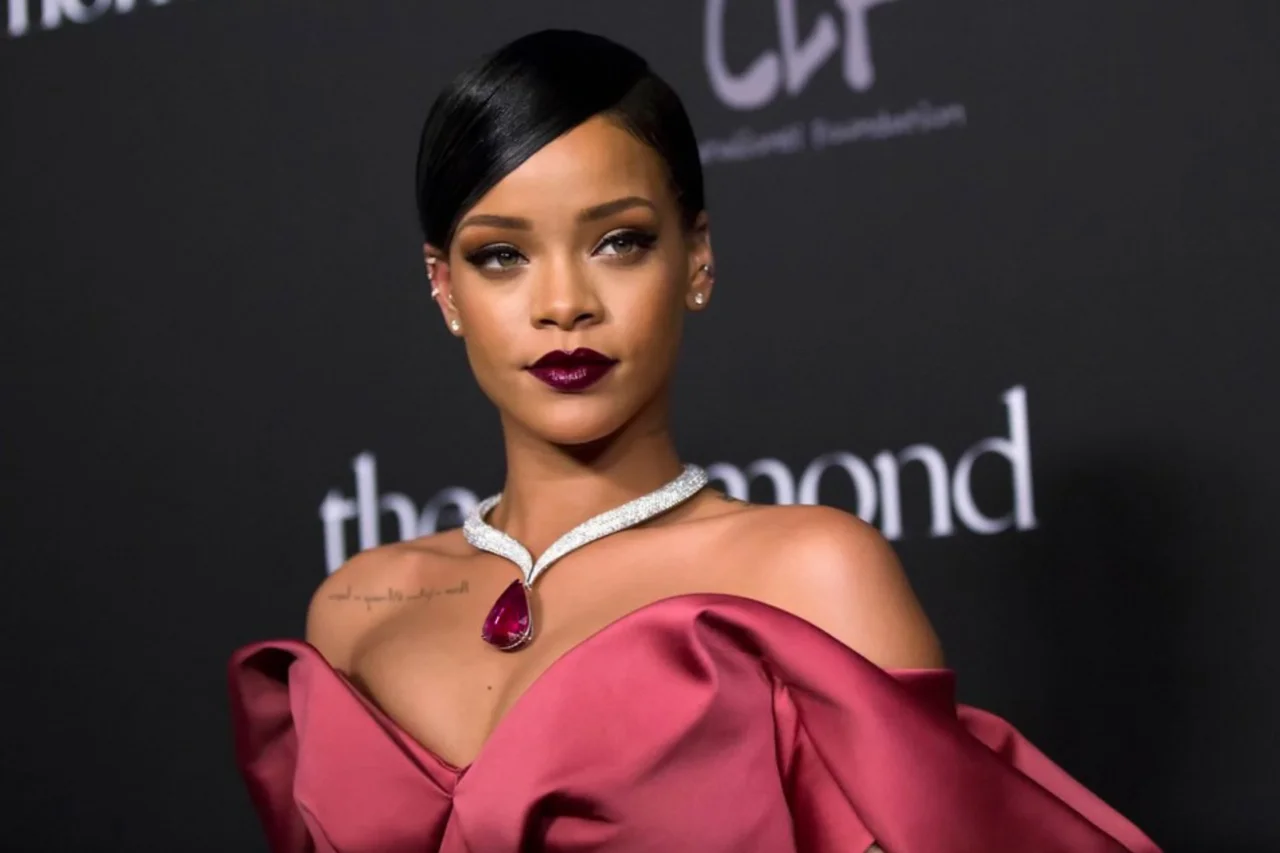 Casa de Rihanna em Beverly Hills é atingida por tiros 31 Casa de Rihanna em Beverly Hills é atingida por tiros
