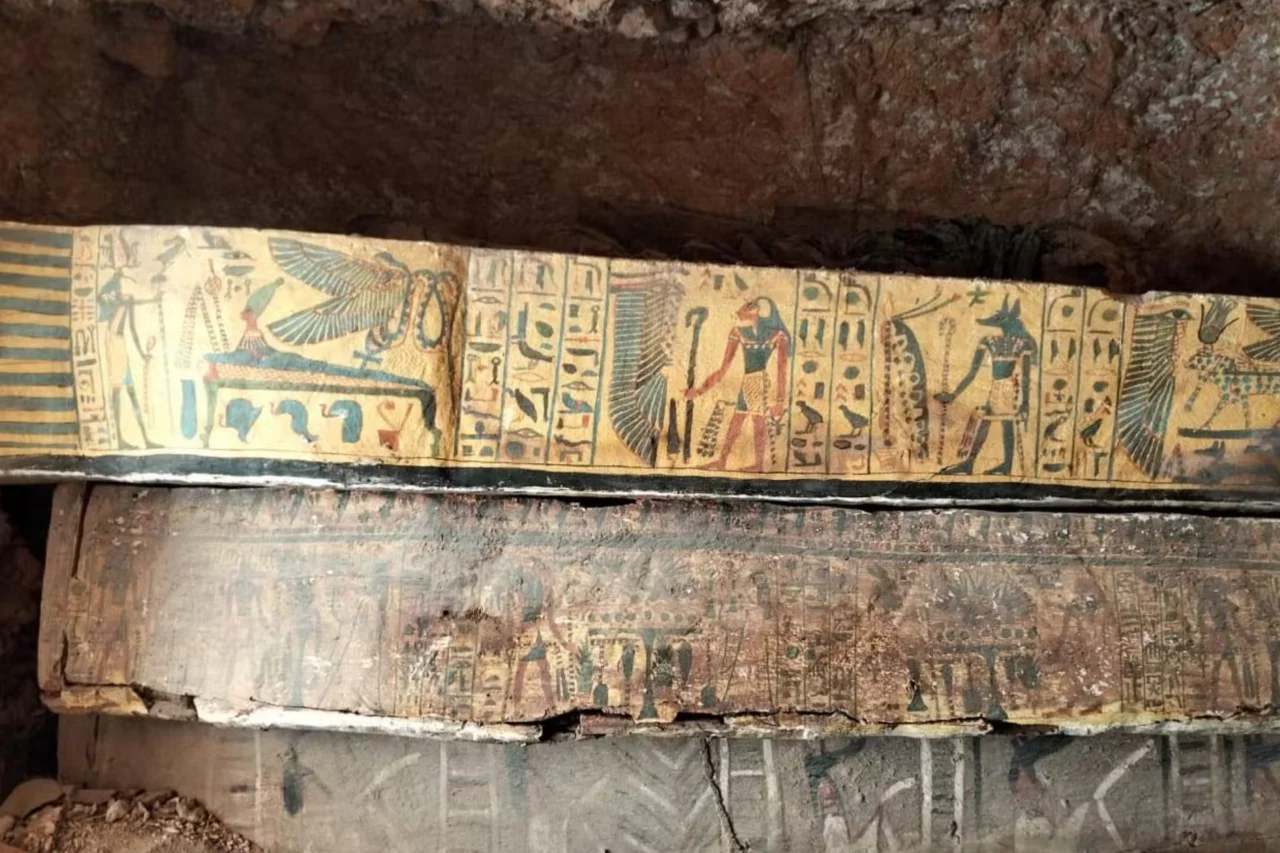 Arqueólogos descobrem 22 caixões com múmias ligadas ao culto do deus Amon em antiga necrópole do Egito 4 Arqueólogos descobrem 22 caixões com múmias ligadas ao culto do deus Amon em antiga necrópole do Egito