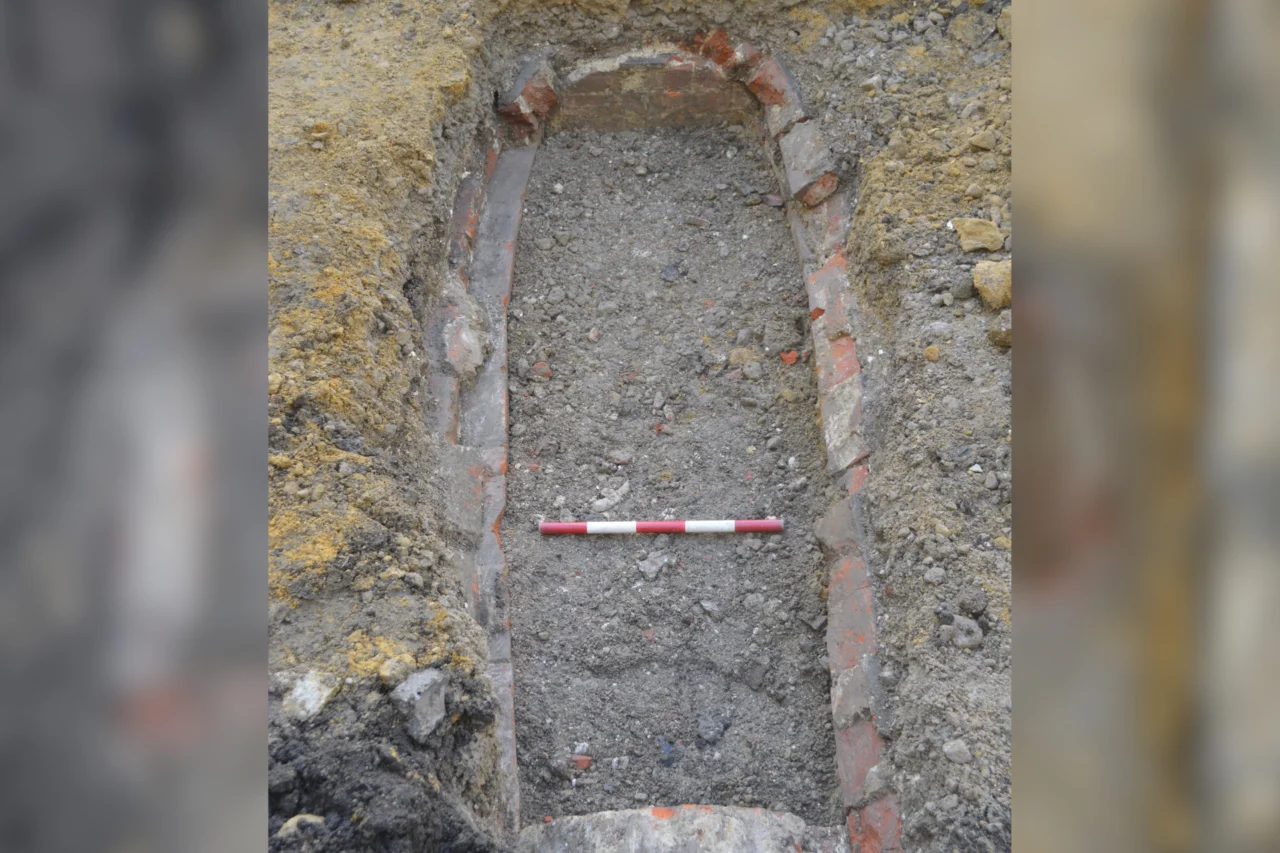 Cripta do século 18 é encontrada sob praça pública em Canterbury, na Inglaterra 36 Cripta do século 18 é encontrada sob praça pública em Canterbury, na Inglaterra