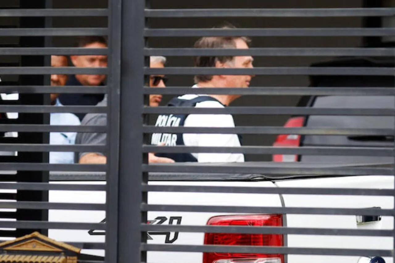 Bolsonaro recebe alta e chega em casa para cumprir prisão domiciliar 3 Ex-presidente Bolsonaro estava internado em um hospital particular de Brasília para tratamento de uma pneumonia. Na última terça, Moraes autorizou prisão domiciliar