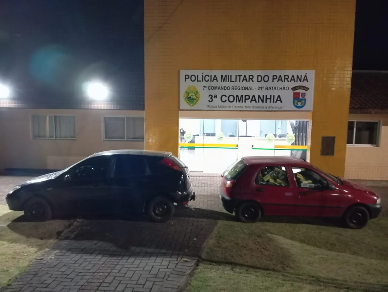 Dois carros e mais de 1400 maços de cigarros contrabandeados são apreendidos pela PM 3 image 4