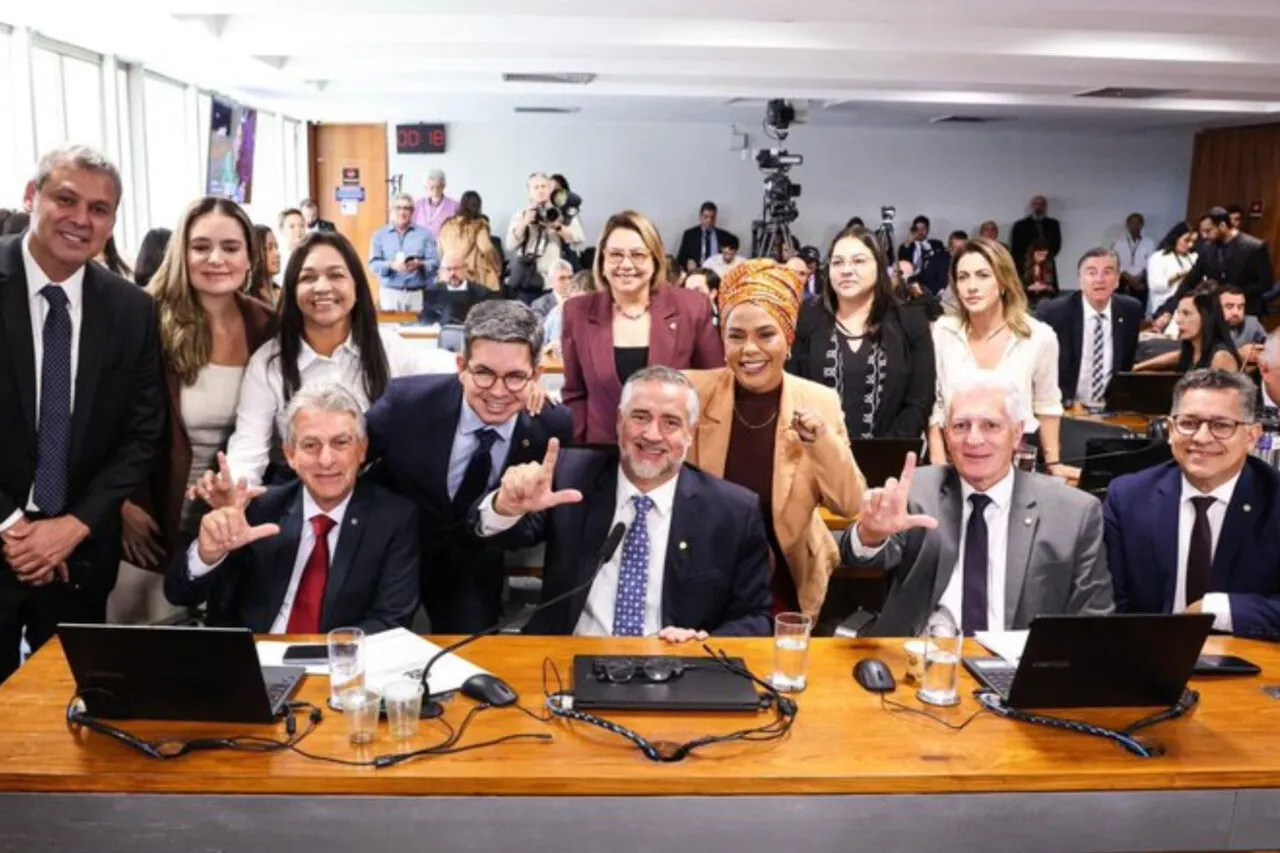 Parlamentares comemoram rejeição do relatório da CPMI do INSS 1 tfhgnu