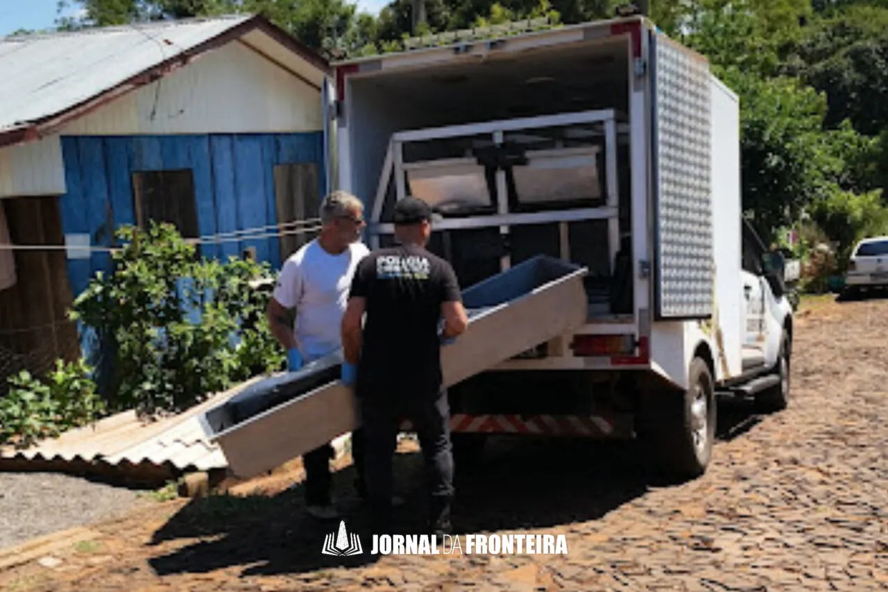 Menino de 10 anos encontra mãe morta pelo próprio pai, em Santo Antonio do Sudoeste 3 Feminicídio seguido de suicídio chocou o bairro Vila Aurora; o menino e sua irmã de 12 anos foram acolhidos pelo Conselho Tutelar