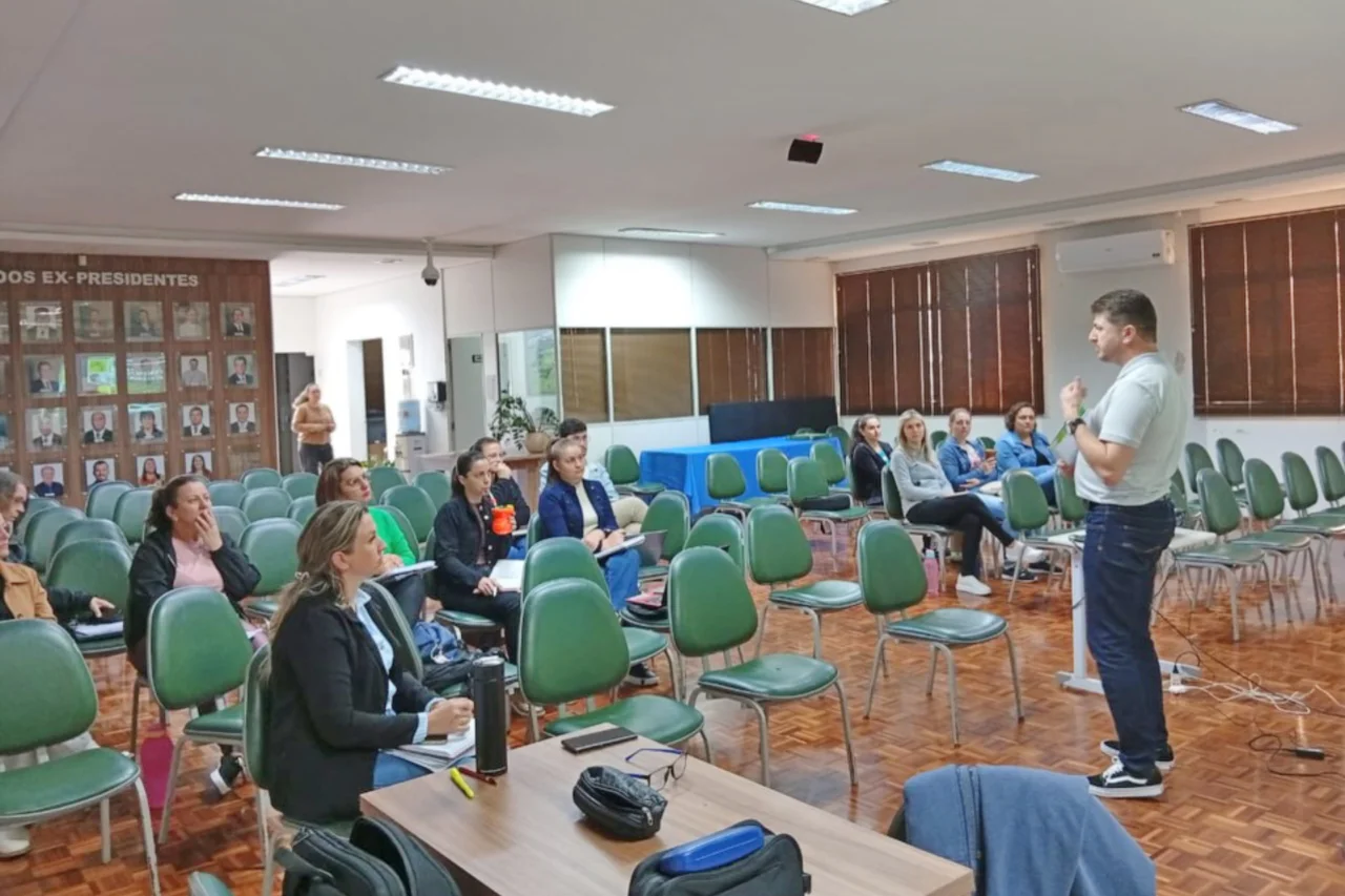 Professores de Guarujá do Sul participam de formação do Projeto Político Pedagógico 1 Heloisa L 33 1