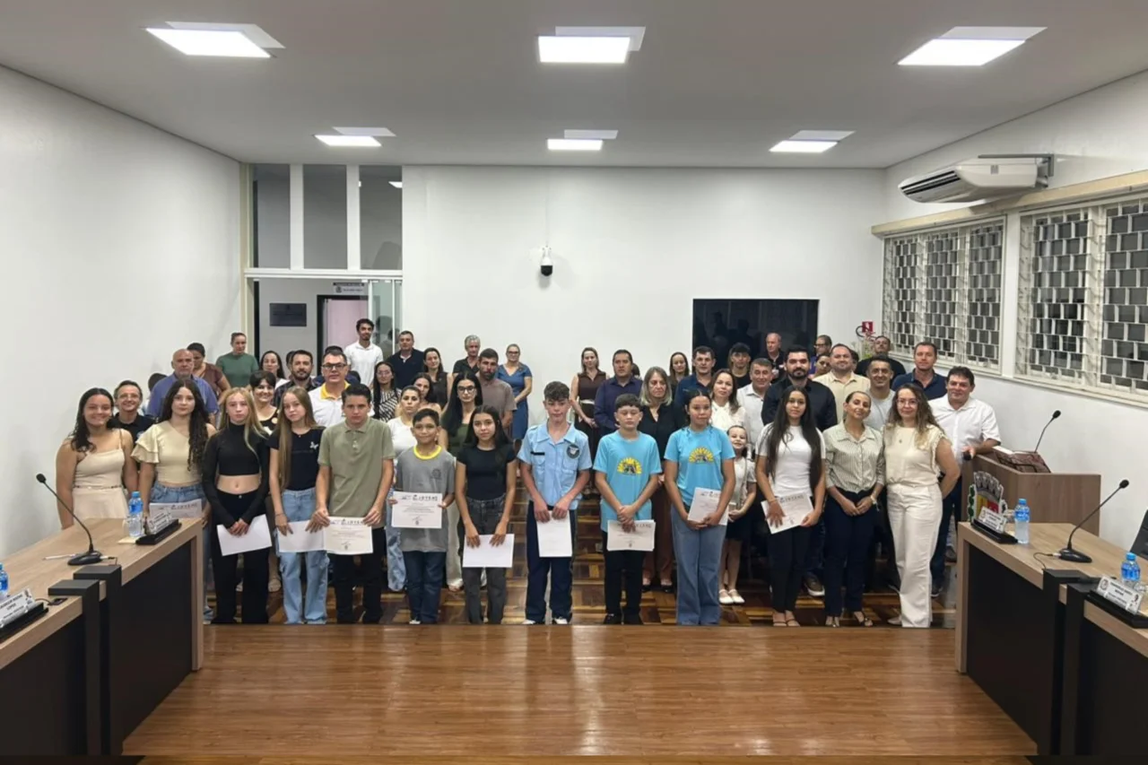 Parlamento Jovem é empossado na Câmara de Santo Antonio do Sudoeste 9 Heloisa L 46