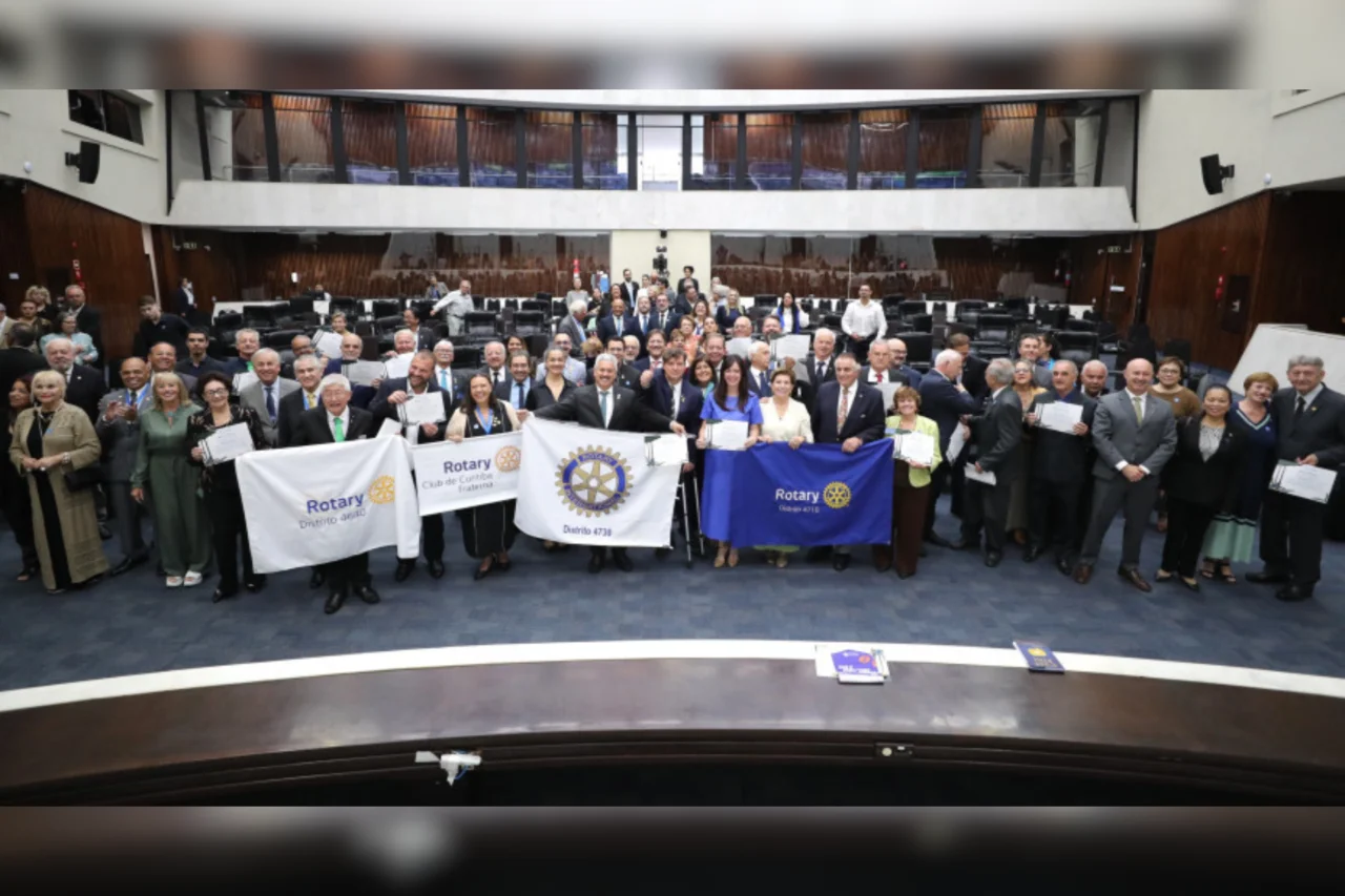 Sessão solene na Assembleia Legislativa do Paraná homenageia rotarianos e destaca atuação social do Rotary Club no estado.