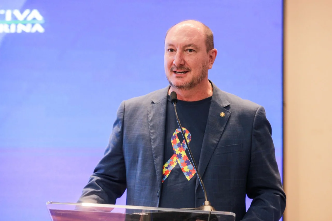 Mauro De Nadal: “quem se importa com a causa autista não fica só no discurso” 12 No mês dedicado à conscientização sobre o autismo, o deputado estadual Mauro De Nadal reforça a importância de transformar o debate em ações