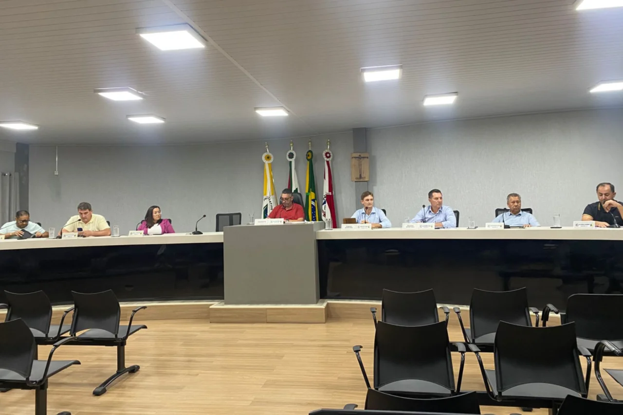 Vereadores aprovam novas regras para pagamento de diárias a servidores 3 A sessão ordinária da Câmara de Dionísio Cerqueira foi presidida por Nando Mello, presidente interino e abordou reajuste de diárias