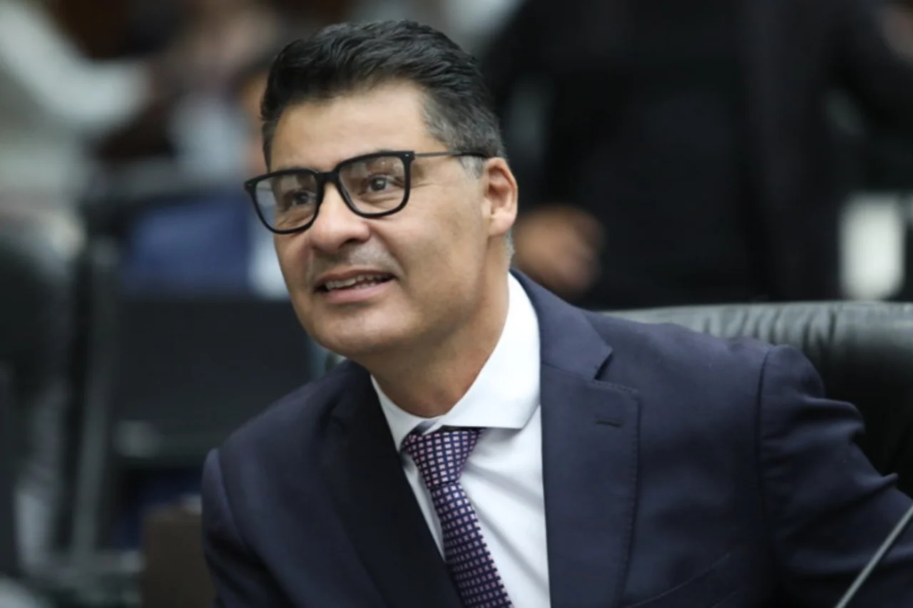 Projeto propõe criação de Farmácia Veterinária Popular para ampliar acesso a medicamentos no Paraná 13 Projeto apresentado na Assembleia do Paraná propõe criação de política para ampliar acesso a medicamentos veterinários e reduzir desperdícios.