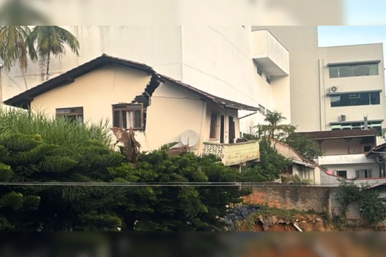 Residência desabou em Blumenau após intervenção em obra ao lado; Defesa Civil aponta falhas e prefeitura embarga construção para avaliação técnica.