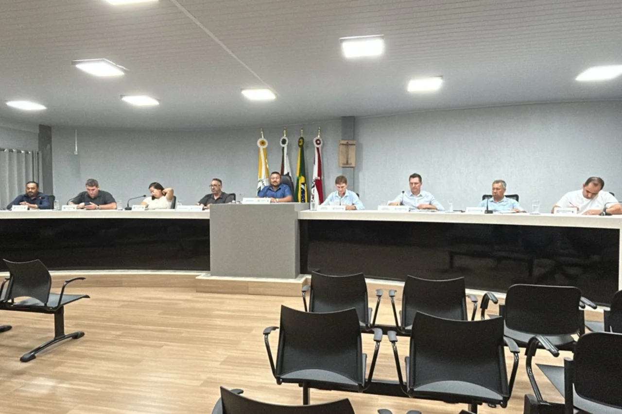 Vereadores cerqueirenses aprovam projeto de lei de apoio à professores 1 Durante a sessão, o presidente do Legislativo também destacou os investimentos na saúde e propostas para creche em Idamar