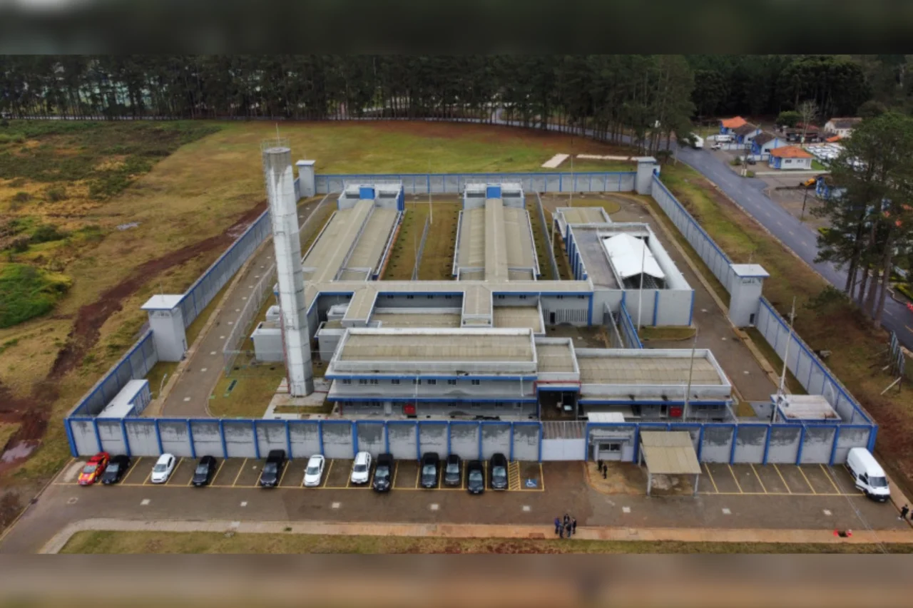 Proposta na Assembleia Legislativa do Paraná prevê proibição de visitas íntimas para presos condenados por feminicídio, estupro e pedofilia com sentença definitiva.