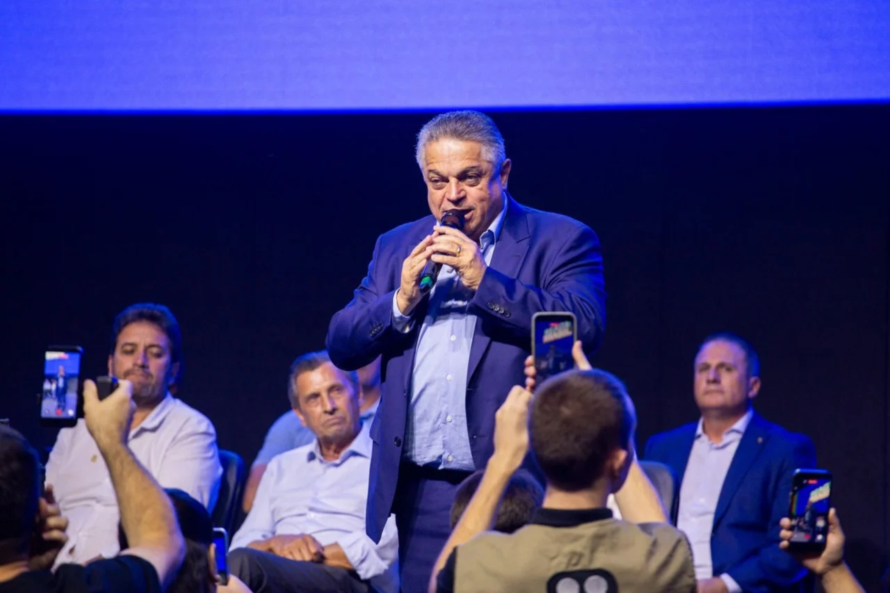 João Rodrigues deixa Prefeitura de Chapecó e lança pré-candidatura ao governo de Santa Catarina 3 João Rodrigues renuncia à Prefeitura de Chapecó, anuncia pré-candidatura ao governo de Santa Catarina e reúne lideranças políticas em evento com críticas à gestão estadual.