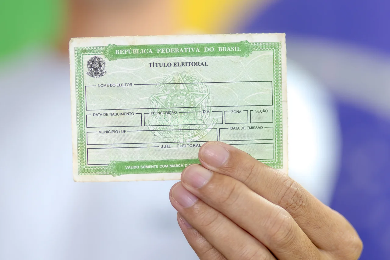 Prazo para regularizar título de eleitor vai até 6 de maio para eleições deste ano 13 Eleitores têm até 6 de maio para emitir, atualizar ou regularizar o título; prazo é obrigatório para garantir participação nas eleições.