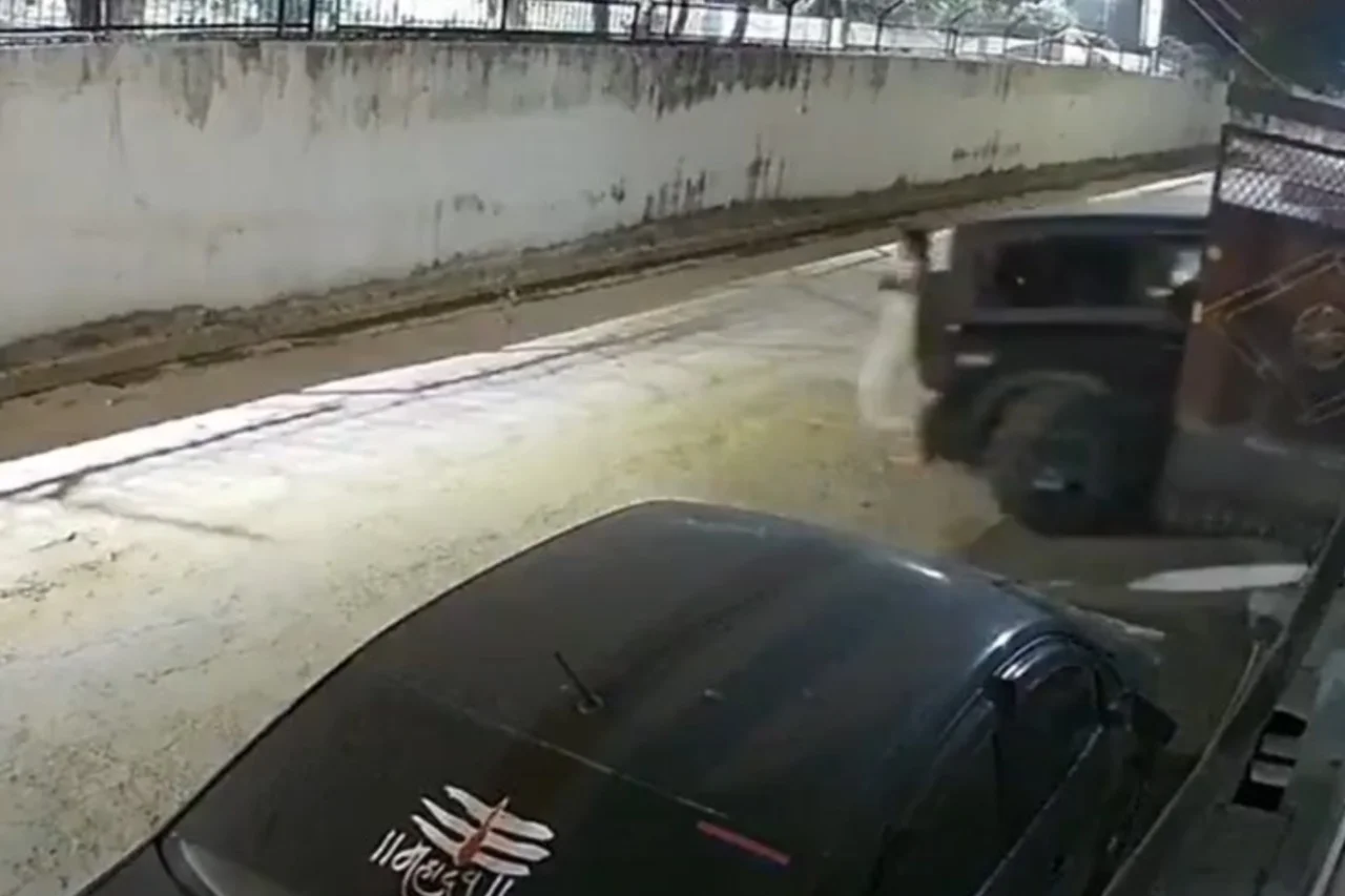 Idosa morre após ser atropelada por carro do neto em garagem 3 Mulher de 70 anos morre após carro se movimentar sozinho e prensá-la contra parede em residência no norte da Índia; caso ainda não foi registrado pela polícia.