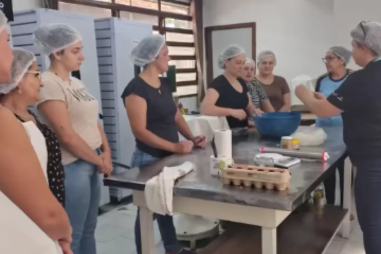 Através de uma parceria com o Senac e Senar os cursos estão voltados à qualificação e geração de renda no município