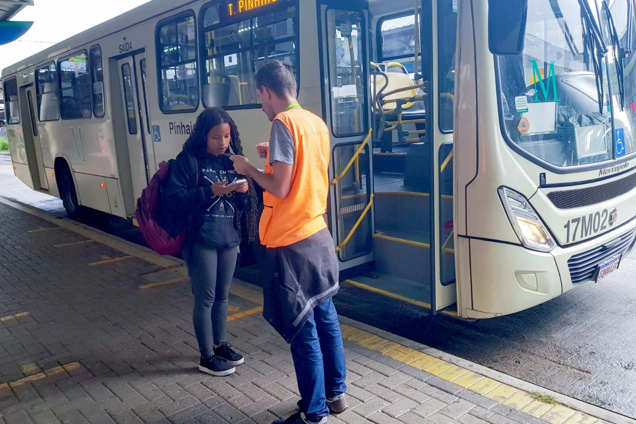 Levantamento da Amep mostra que o transporte coletivo é essencial para o deslocamento ao trabalho na Região Metropolitana de Curitiba e revela índices de satisfação dos usuários.