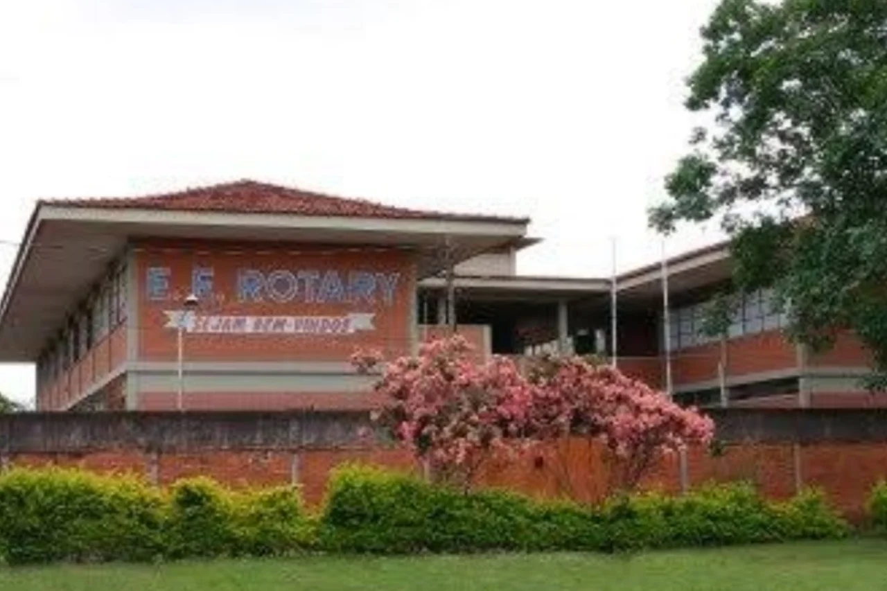 Adolescente de 16 anos fere cinco crianças com canivete em escola de Ituiutaba; quatro foram liberadas e uma segue em observação.