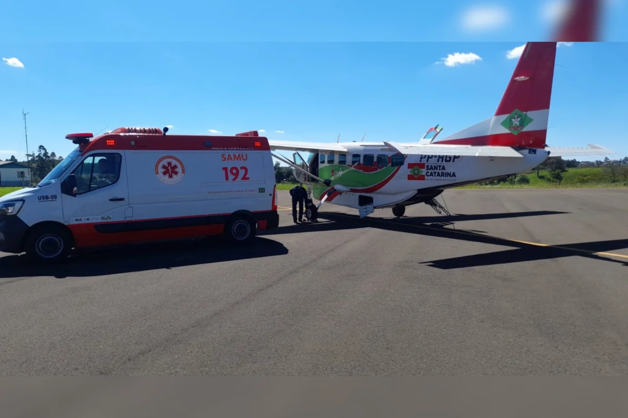 Aeroporto de Dionísio Cerqueira é utilizado em transferência de recém-nascida 4 Recém-nascida prematura é transferida com apoio aéreo a partir do aeroporto de Dionísio Cerqueira, em operação conjunta com o SAMU e equipe Arcanjo 08