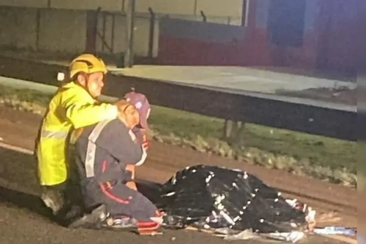 Jovem de 24 anos morre após capotamento na BR-376, em Mauá da Serra. Pai, socorrista do Samu, participou do atendimento no local do acidente.