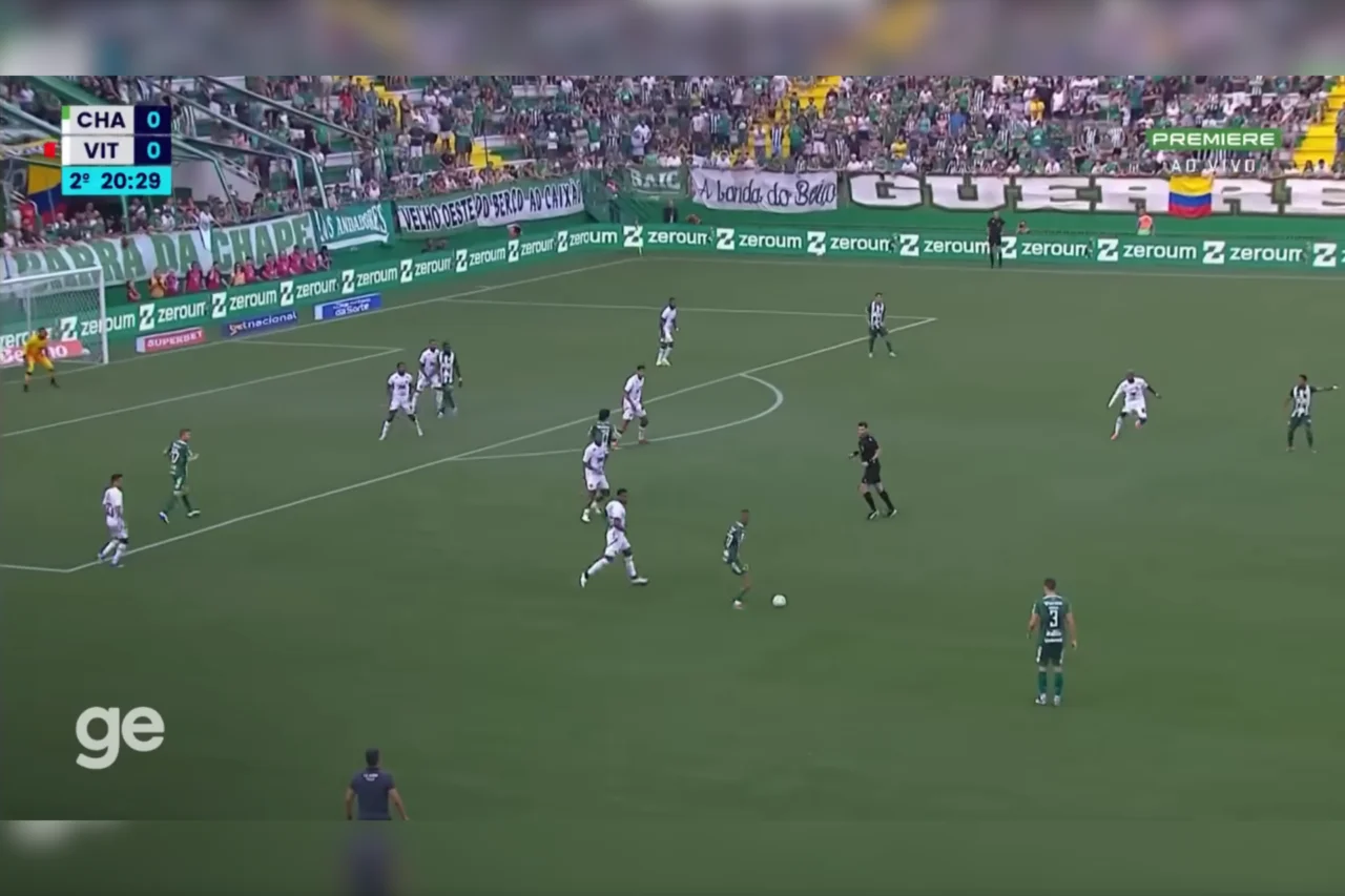 Chapecoense empata com Vitória após sofrer gol nos minutos finais na Arena Condá 35 Chapecoense empata em 1 a 1 com o Vitória em casa após sofrer gol de pênalti nos minutos finais, mesmo com superioridade numérica durante o jogo.