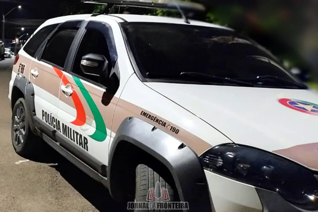 Mãe é presa após deixar filho de 4 anos sozinho em casa 3 A mãe foi presa após retornar para casa, completamente embriagada. Menino foi contido inicialmente por vizinhos