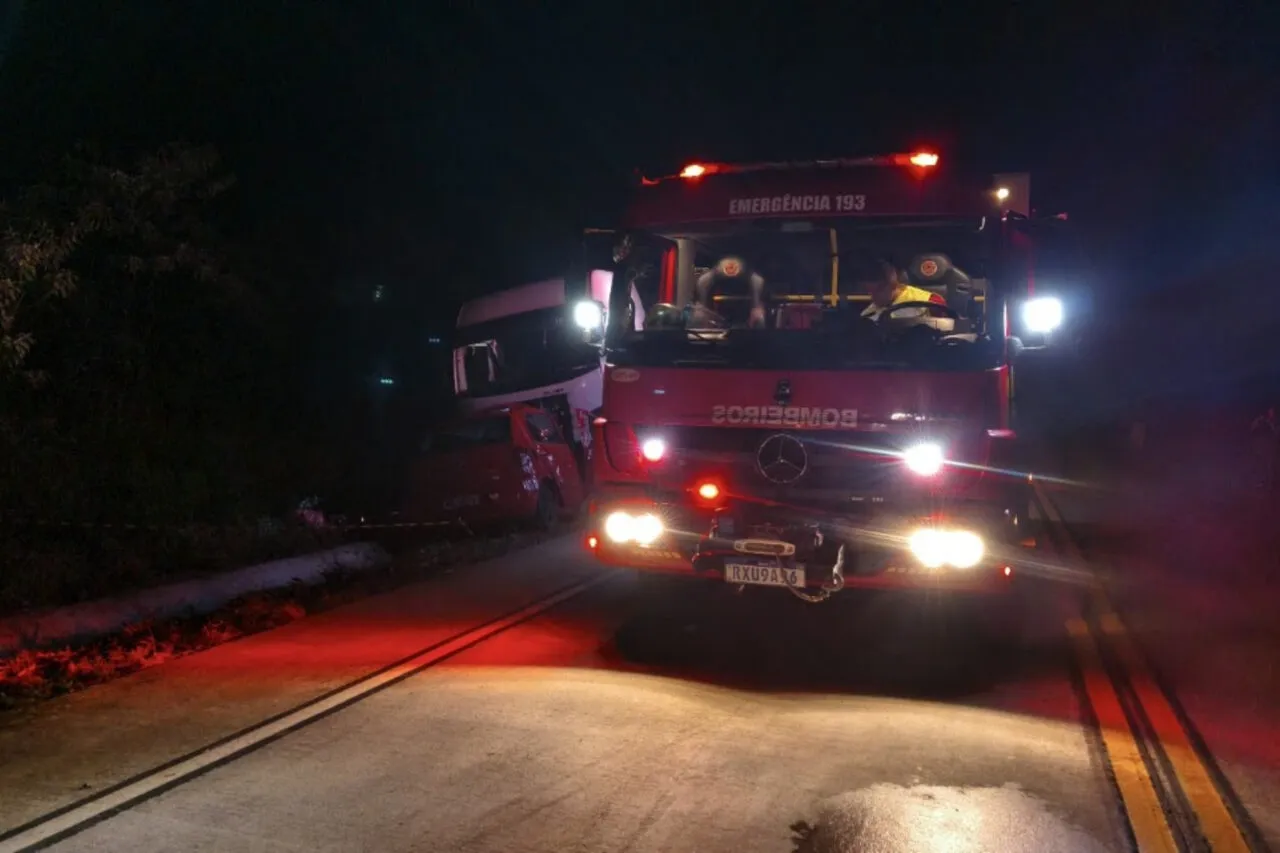 Identificada vítima de acidente na BR 163, em Dionísio Cerqueira 4 A vítima do acidente na BR 163, foi identificada como sendo Carolini Ferreira da Silva de 25 anos. Ela era moradora de São José do Cedro